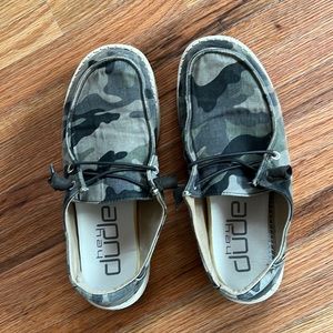 Womens Hey Dudes Size 7 Camo